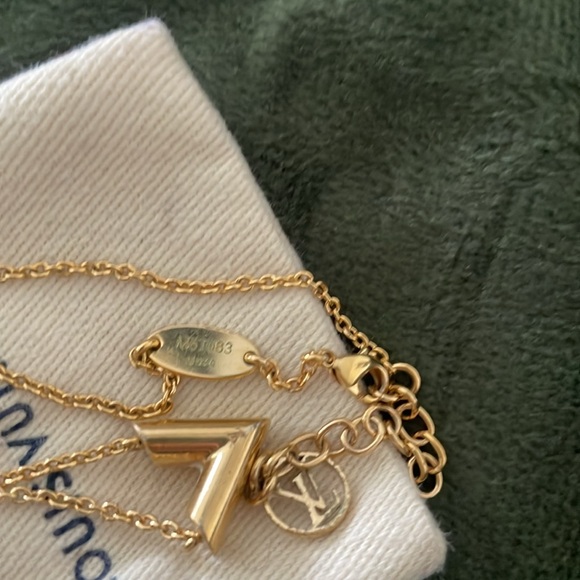 LV Essential V Necklace EUC 💛💛M61083💛💛 - Picture 5 of 13